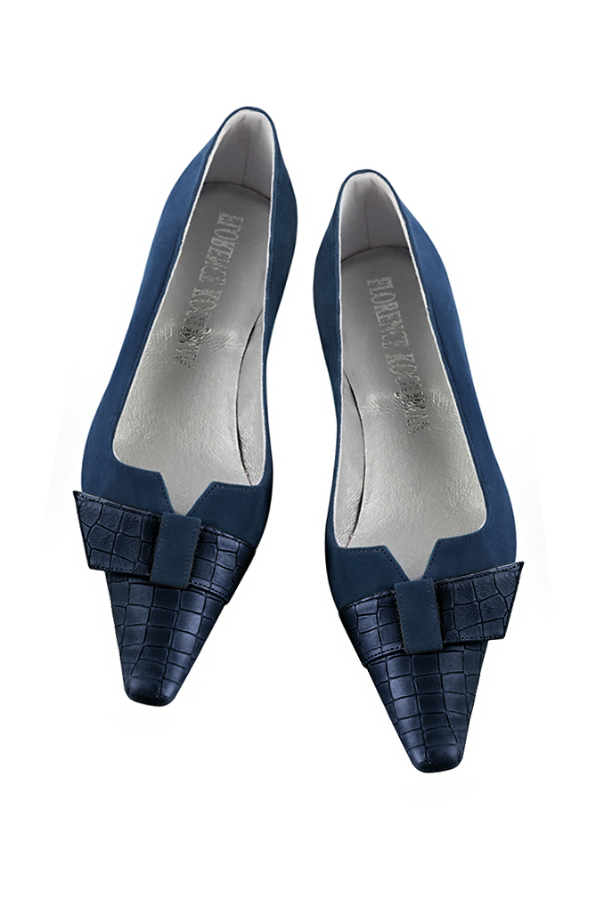 Navy blue women's dress pumps, with a knot on the front. Tapered toe. Low block heels. Top view - Florence KOOIJMAN